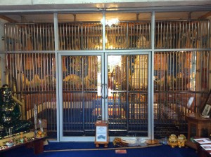 องค์พระแก้วมรกต ถูกเก็บรักษาไว้หลังลูกกรงเหล็กอย่างแน่นหนา