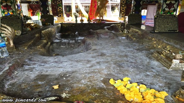 รอยพระพุทธบาทประทับซ้อนกันสี่รอย 