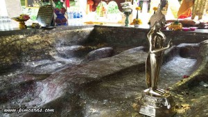 รอยพระพุทธบาทประทับซ้อนกันสี่รอย 