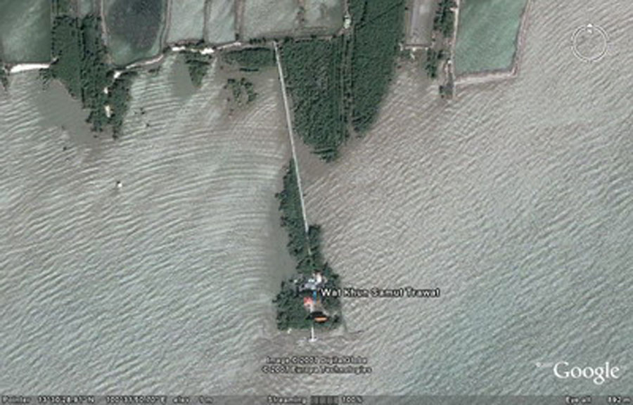 ภาพถ่ายดาวเทียมวัดขุนสมุทรจีน ซึ่งในอดีตยื่นออกไปไกลจากนี้อีก 2 กิโลเมตร 