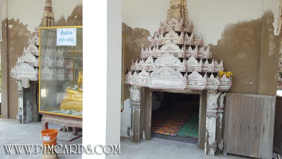 ประตูโบสถ์เหลือเพียงช่องให้เข้าแค่เล็กน้อย