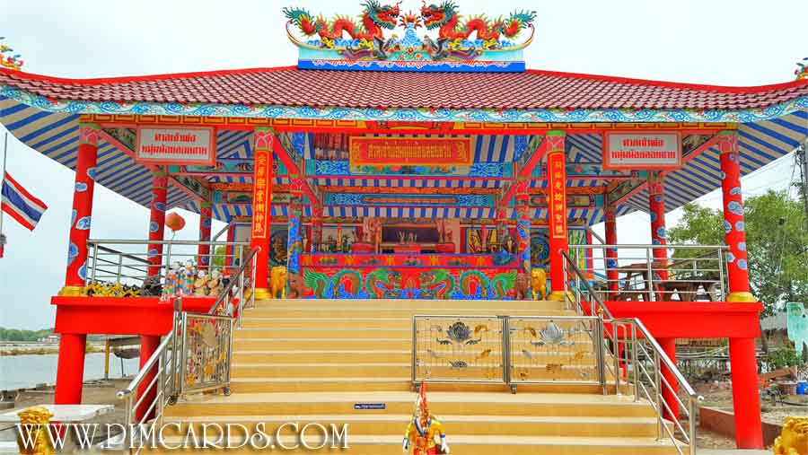 ศาลเจ้าพ่อหนุ่มน้อยลอยชาย