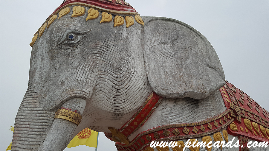 รูปปั้นช้างเผือกสัญลักษณ์คู่วัด