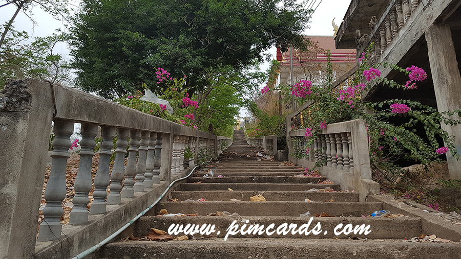 บันไดทางขึ้นไปสู่วัดใบใดสามแสน